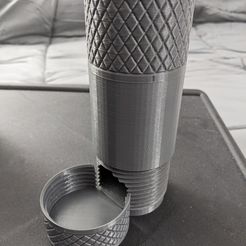 bf249a91-f2a1-4110-b35e-0266953c5b09.jpg 3D-Datei Tube-O-Dice: Tragbarer Würfelturm kostenlos・3D-Drucker-Design zum herunterladen