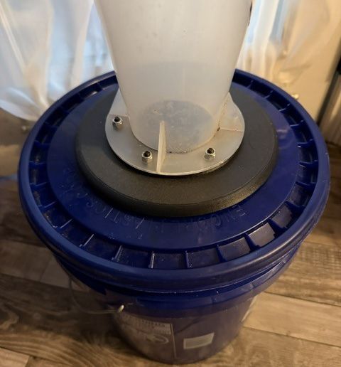 Dust collection lid reinforcement for 5 gallon bucket dust deputy