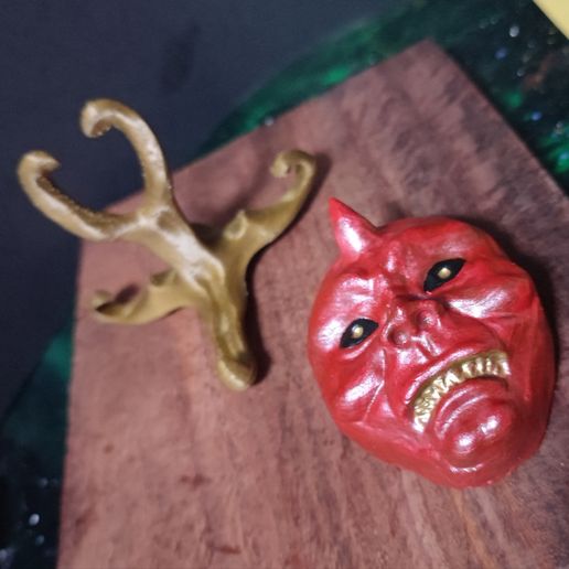 IMG_20221210_210104.jpg horned ghost mask