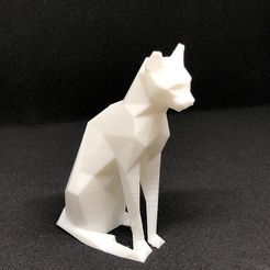 Statuette einer sitzenden Katze low poly