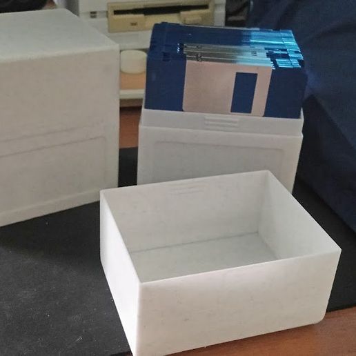 296607832_10160496554204653_3112958635608507825_n.jpg 3.5" Floppy Disk Storage Box with Lid (20 disks)