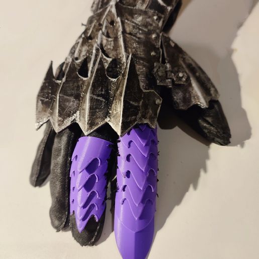 1700648485061.jpg Nazgul Gauntlets The lord of the rings