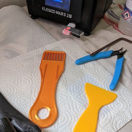 Spatula with slots, rounded corners