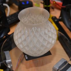 Doppelt gedrehte Vase