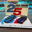 photo_2022-04-20_17-46-33.jpg Archivo STL gratis Expositor doble 1/64 con tema del 25º aniversario de Gran Turismo・Plan para descargar y imprimir en 3D