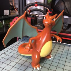 Estatua de Charizard con soporte