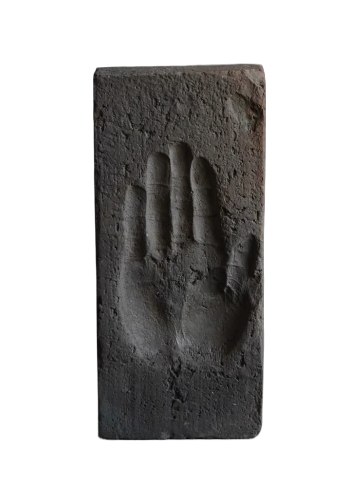 f5cca0ff-c4b4-4151-99f0-2d02aa81560d-fotor-bg-remover-2025080411750.png Escultura moderna con la huella de una mano
