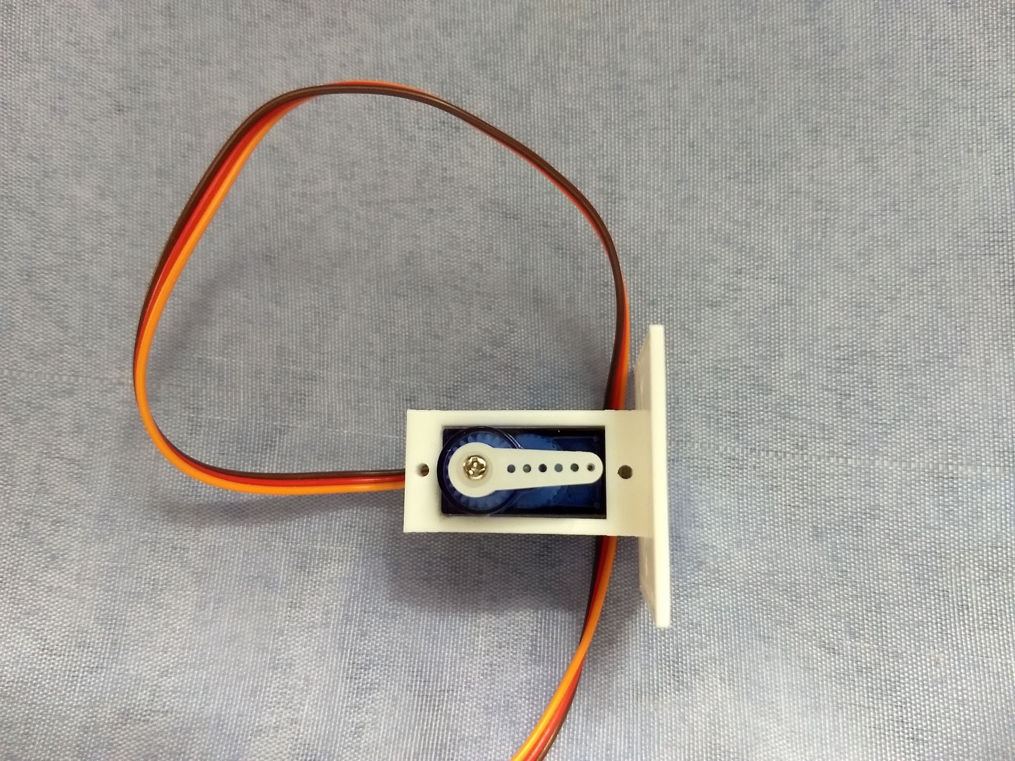 Archivo STL gratis SG90 Servo o soporte compatible bajo la mesa・Diseño