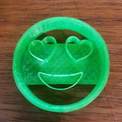 20180914_202543.jpg Archivo STL Emoji enamorado Ojos de corazon・Modelo para descargar y imprimir en 3D