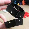 new-hinge-pokeball.jpg Fichier 3D gratuit Décoration de boîte de Pokeball pliable・Modèle pour imprimante 3D à télécharger