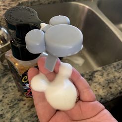 IMG_4287.jpg Archivo STL Adaptador de bomba de jabón espumoso con forma de Mickey・Diseño de impresión en 3D para descargar
