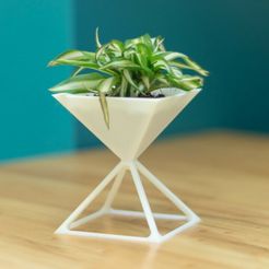 720X720-pyramid-pot.jpg Бесплатный STL файл Pyramid - Flower Pot・3D-печатный дизайн для скачивания