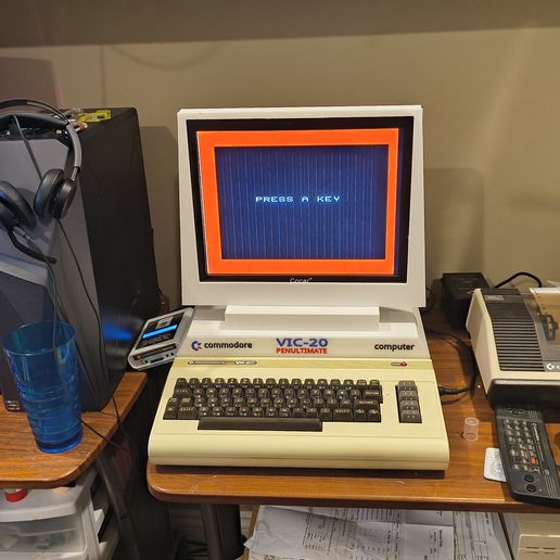 💻 Commodore VIC-20 PET Style Stand・Free STL File for 3D printing・Cults