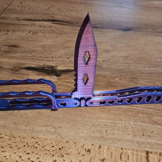 20240518_141134.jpg Balisong Duster Print-In-Place avec loquet