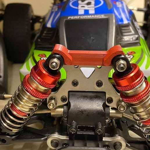 WLToys 144001 shock tower brace with shock guards - 3D model önizlemesi