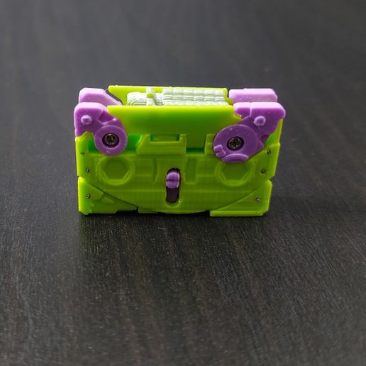 20221204_013510~2.jpg Transformers Legacy size Slugfest transformable cassette