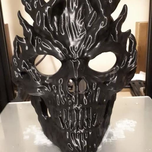 81592913_471063986912977_7090162562339176448_n.jpg Flammende Totenkopfmaske