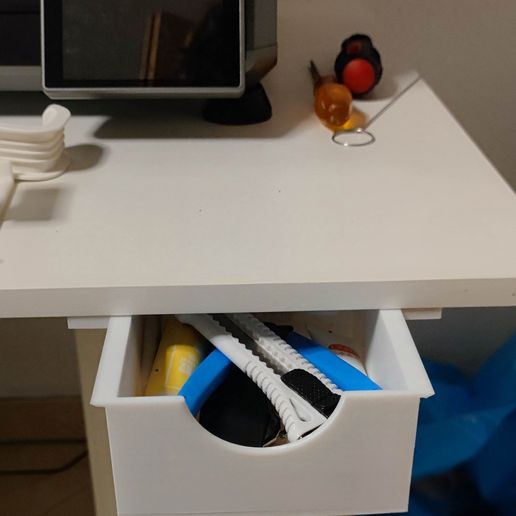 IMG_20241027_162257.jpg Space-saving drawer under the table