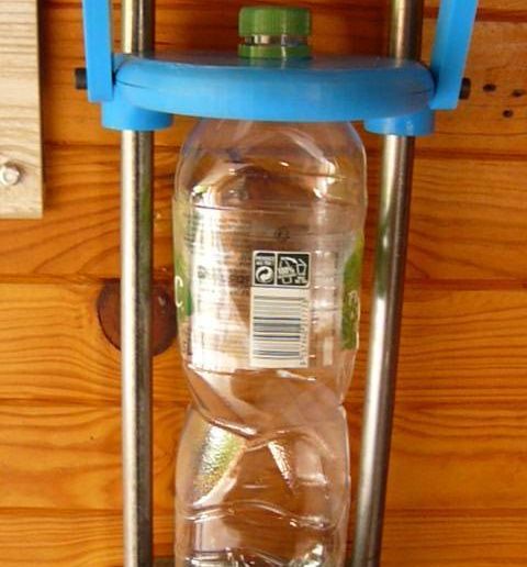 P002.JPG Compactador de botellas y latas