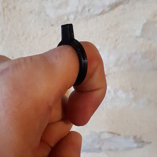 2003PLB014_Bague_Stop-COVID-19_main2_WEB.jpg Anillo STOP-COVID-19