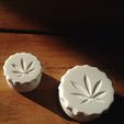 WhatsApp Image 2019-01-07 at 21.19.43.jpeg Archivo STL Lata de hojas de cannabis con tapa a rosca・Plan para descargar y imprimir en 3D