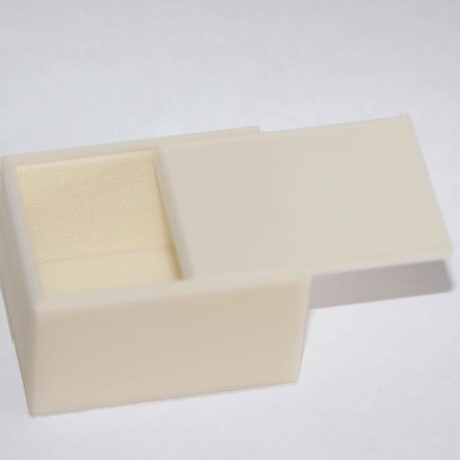 Box with sliding lid