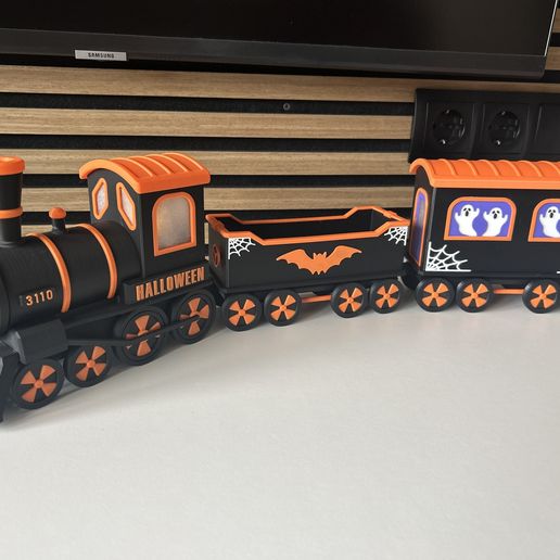 IMG_7042.jpg Halloween train (illuminated)