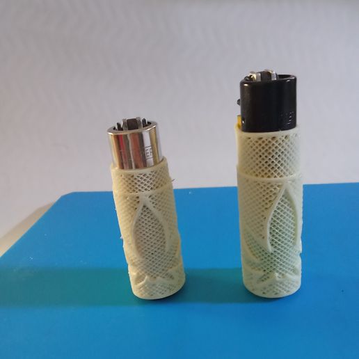 Fundas-mecheros-dos-tamaños-grande-y-mediano-con-hoja-de-canavis.jpg 🔥 Lighter Case in Flexible TPU - Cannabis Leaf Model and Customizable