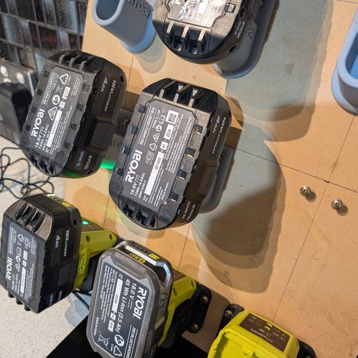 PXL_20260101_110451751.jpg Зарядное устройство Ryobi - настенное крепление