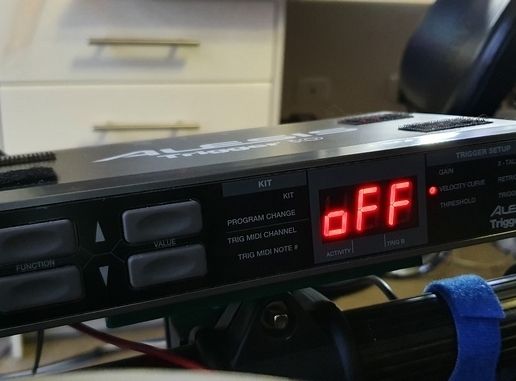 20200516_180233.jpg Placa de montagem em rack Alesis Trigger I/o (duas versões)