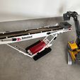 Tracked-converyer-belt-extended-with-sand-and-excavator1.jpg Tapete rolante móvel funcional com lagartas - escala 1:14