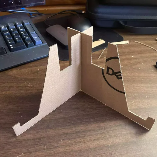 e17f35e8-46a8-4b86-86e2-5a02cc1314ce.webp Posiris610's Collapsible Cardboard Stand with Dock Hub Stand