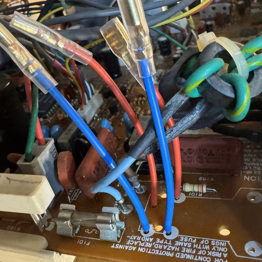 IMG_2651.jpg 用于替代电源开关的 Commodore Monitor 1084S-D 适配器。