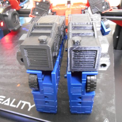 DSCN4965.jpg Transformers Cybertron Optimus Super Mode Leg Blocks
