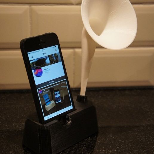 DSC04260_display_large.jpg Free STL file Iphone 4, 4S, 5 and 5S stand with speaker / horn・3D printer design to download, Cerragh