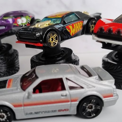 Hot Wheels Dynamic Drift Stand – Tire Edition (1:64 Scale)
