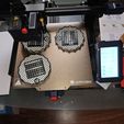 20230503_072608-printing.jpg Coster con texto TESLA desplazable