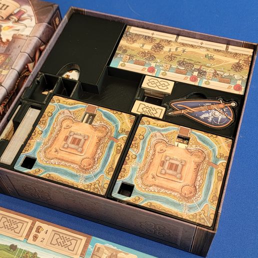 20250416_121436.jpg Der Anarchy-Brettspieleinsatz / Schachtelorganisator mit einzelnen Spielertabletts