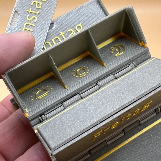 Pill-Box-with-Rollcontainer5.jpg Caixa de comprimidos com design de contentor rolante - Organizador semanal personalizável