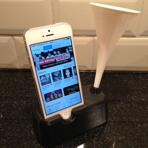 IMG_3013_display_large.jpg Free STL file Iphone 4, 4S, 5 and 5S stand with speaker / horn・3D printer design to download, Cerragh
