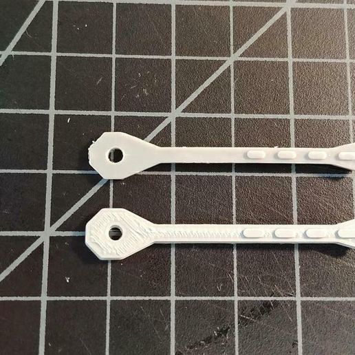 0606172224a.jpg Brazo droide de entrenamiento del Halcón Milenario de Kenner