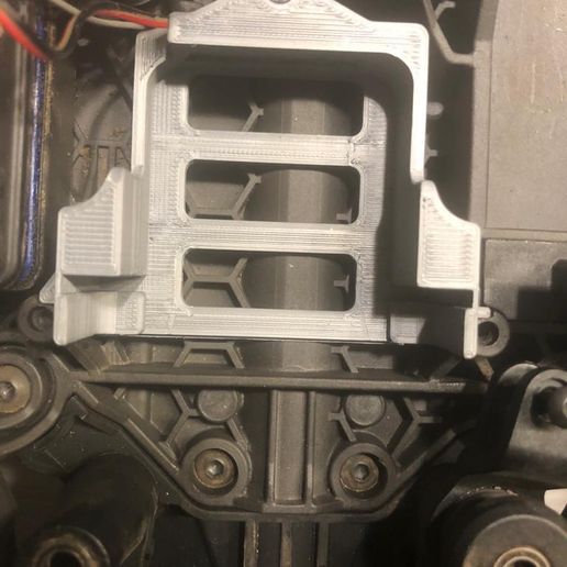 024d0f45-f866-4499-bbdf-aa7d0e9c6ef1.jpg Traxxas Maxx standard size servo holder