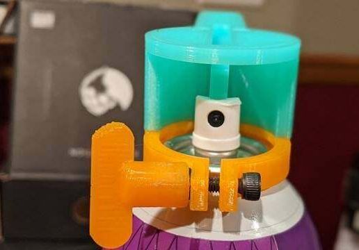 PXL_20210903_014606068.PORTRAIT.jpg Asa de la lata de spray - no se necesitan soportes