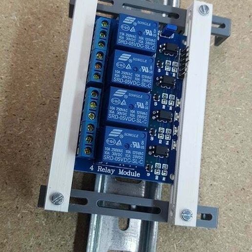 NewDinHolder7.jpg Complemento del soporte universal de PCB DIN/sobremesa ajustable