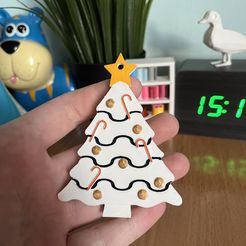20231109_132017673_iOS.jpg Christmas Tree Keychain