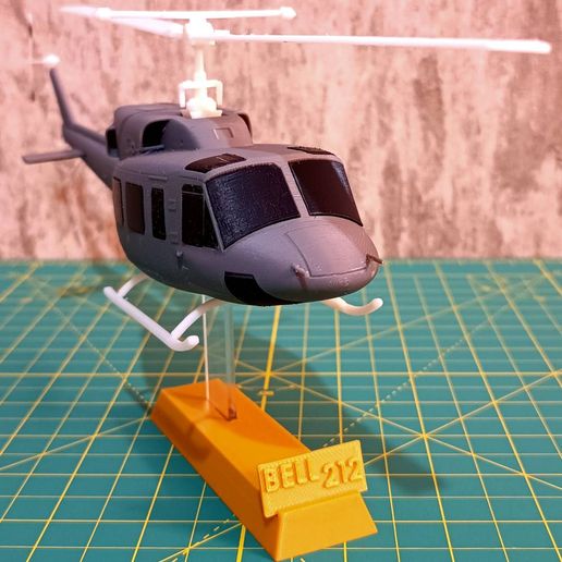 a11.jpg Bell 212 Hubschrauber Modell
