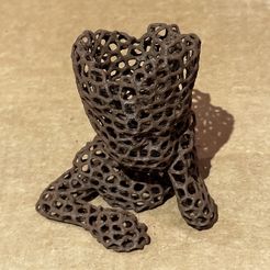 IMG_4521.jpg Fichier STL gratuit Pot de fleurs Voronoi Baby Groot・Design à télécharger et à imprimer en 3D