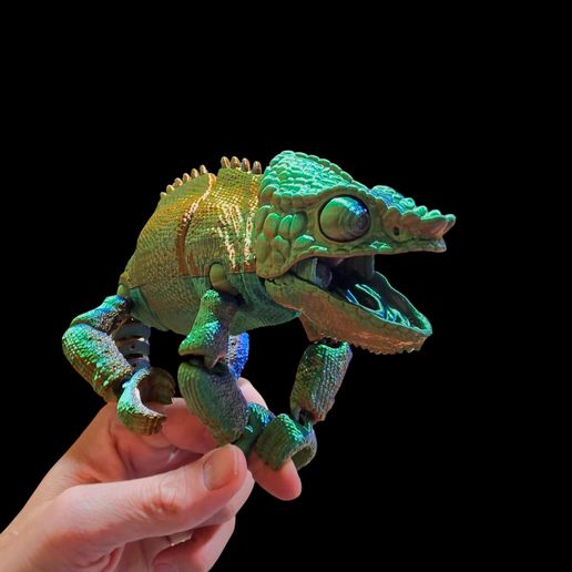 d62ef969-5522-444b-ac80-19602cf092f5-Photoroom.jpg Panther Chameleon - Articulated Lizard with Tree Stand