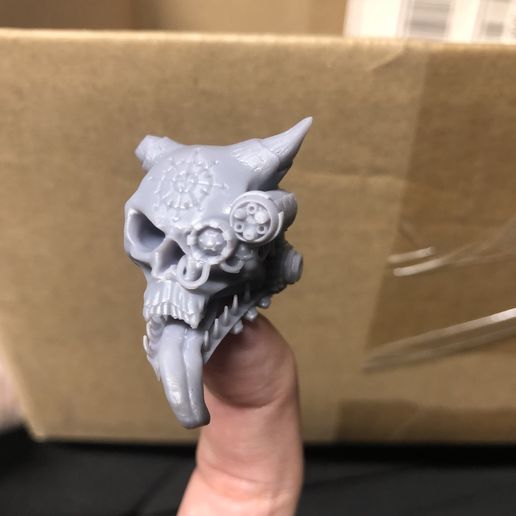 Servo Corrupted Servant Skull Display Figure