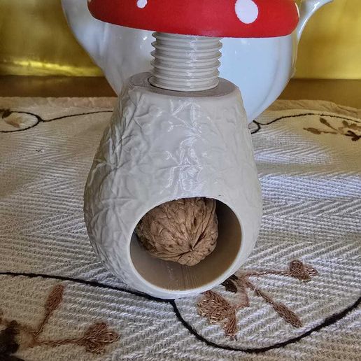 CASCANUECES.jpeg Casse-noisette en forme de champignon